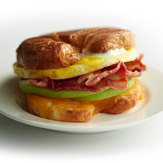 Sandwich sur croissant au cheddar, à la pomme, au bacon et à l’oeuf image